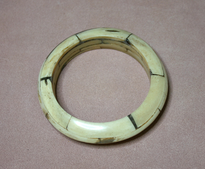 Kamelin luu rannerengas 92 x 17 mm / 72 g / paloista koottu