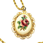 Vintage filigraani Petit Point ristipisto-riipus kukka-aihe - pikkukuva 1
