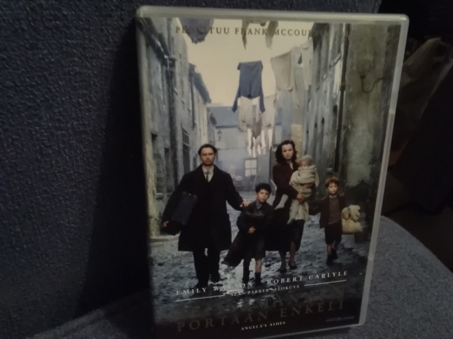 SEITSEMÄNNEN PORTAAN ENKELI (Emily Watson,Robert Carlyle)
