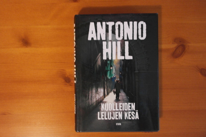 Antonio Hill:Kuolleiden lelujen kesä.1.P.2012.Sid.Kp.