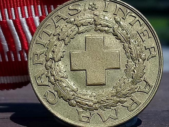 Pronssinen Suomen punainen risti mitali.  Halkaisija - 27 mm