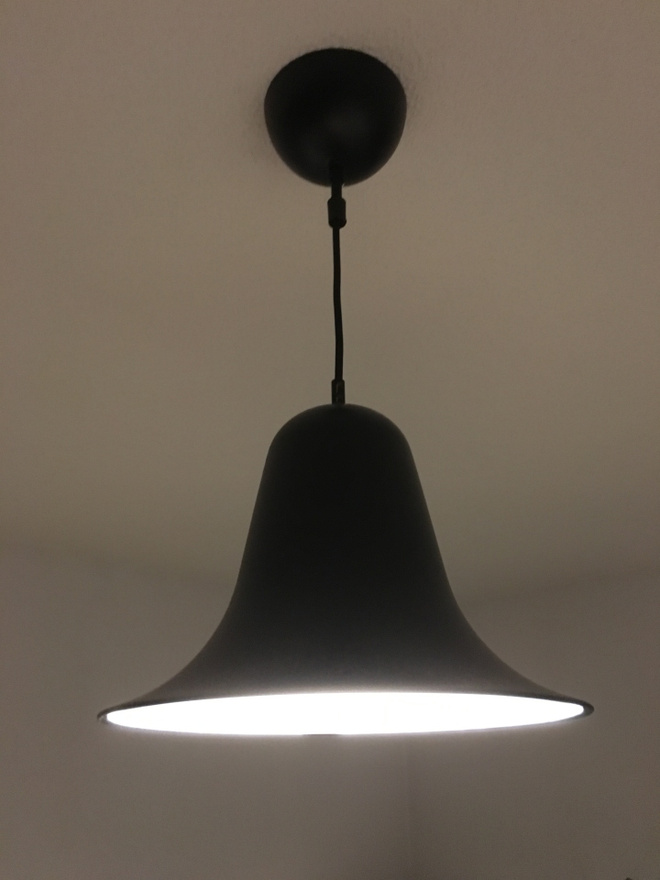 Verner Panton design: iso Pantop kattovalaisin, väri musta