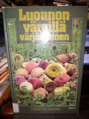 Hassi :  Luonnonväreillä värjääminen ( SIS POSTIKULU )