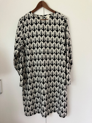 H&M XL 44 mekko koirakuvio uudenveroinen