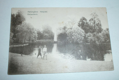 Helsinki, Kaisaniemi, nuoret lammen rannalla, mv pk, ei p.