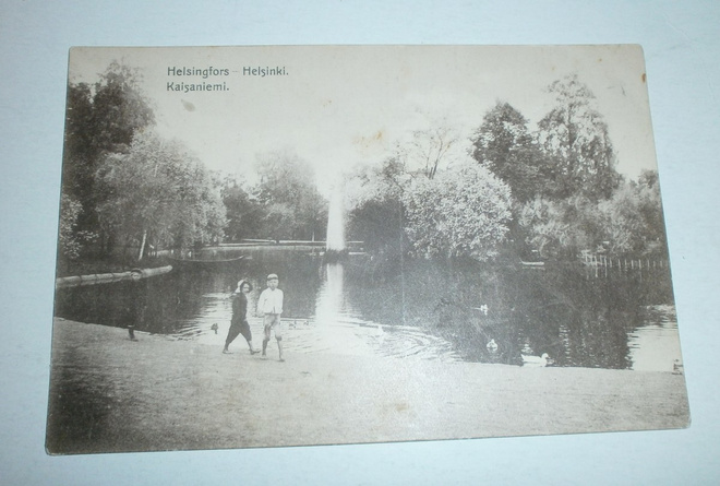 Helsinki, Kaisaniemi, nuoret lammen rannalla, mv pk, ei p.