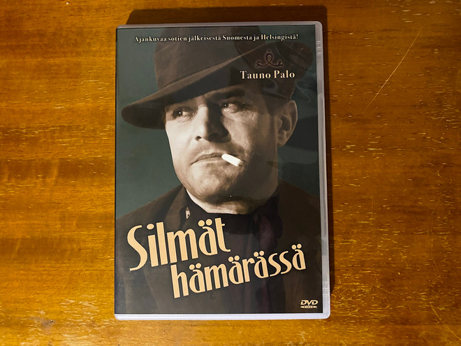 Silmät hämärässä DVD