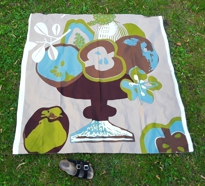 Marimekko Vanitas . 142 x 142 cm . Pientä reunavikaa