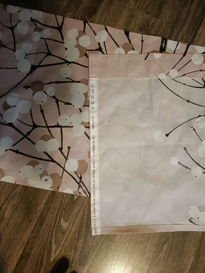 Marimekko Lumimarja-kappaverho tankokujalla