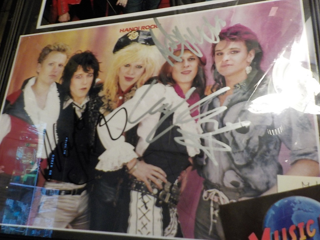 HANOI ROCKS KUVA KOLMELLA NIMMARILLA (W)