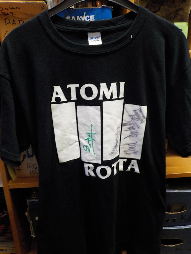 ATOMIROTTA T-PAITA KOKO BÄNDIN NIMMAREILLA