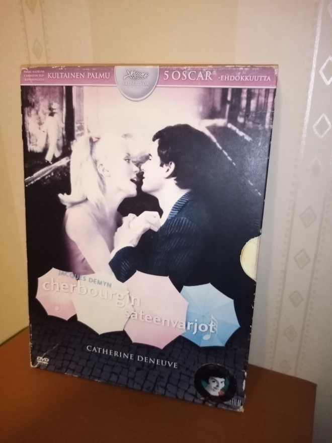 DVD CHERBOURGIN SATEENVARJOT ( SIS POSTIKULU)