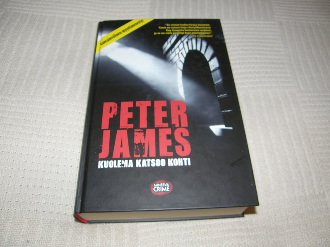 Peter James Kuolema katsoo kohti  -sid
