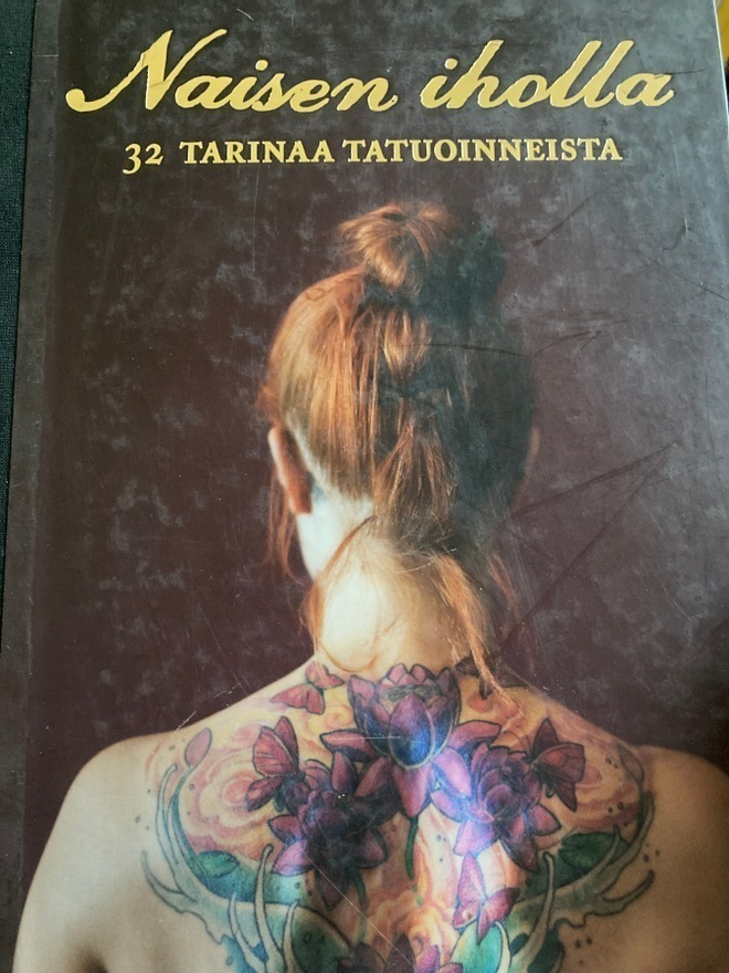 NAISEN IHOLLA - 32 TARINAA TATUOINNEISTA