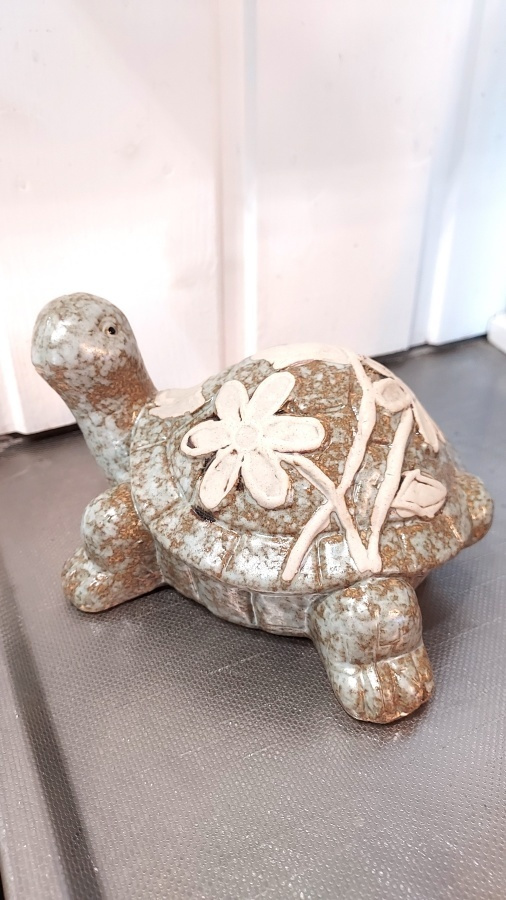 SULOINEN KERAAMINEN KILPIKONNA KORISTE