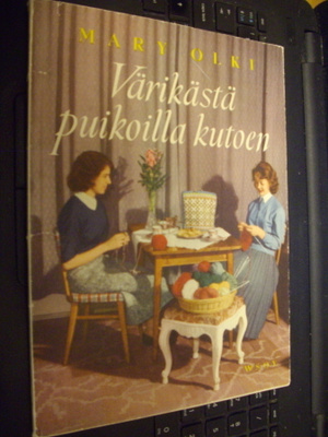 Mary Olki : Värikästä puikoilla kutoen ( 1 p. 1956 ) sis.psk