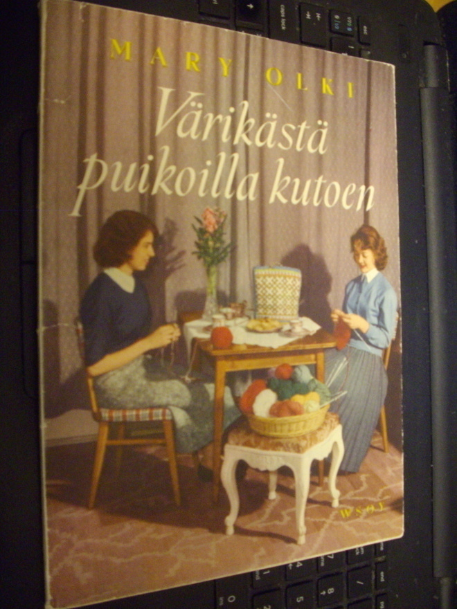 Mary Olki : Värikästä puikoilla kutoen ( 1 p. 1956 ) sis.psk