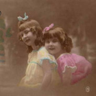 LAPSI / Suloiset pienet tytöt illan hämyssä. 1900-l. - pikkukuva 2