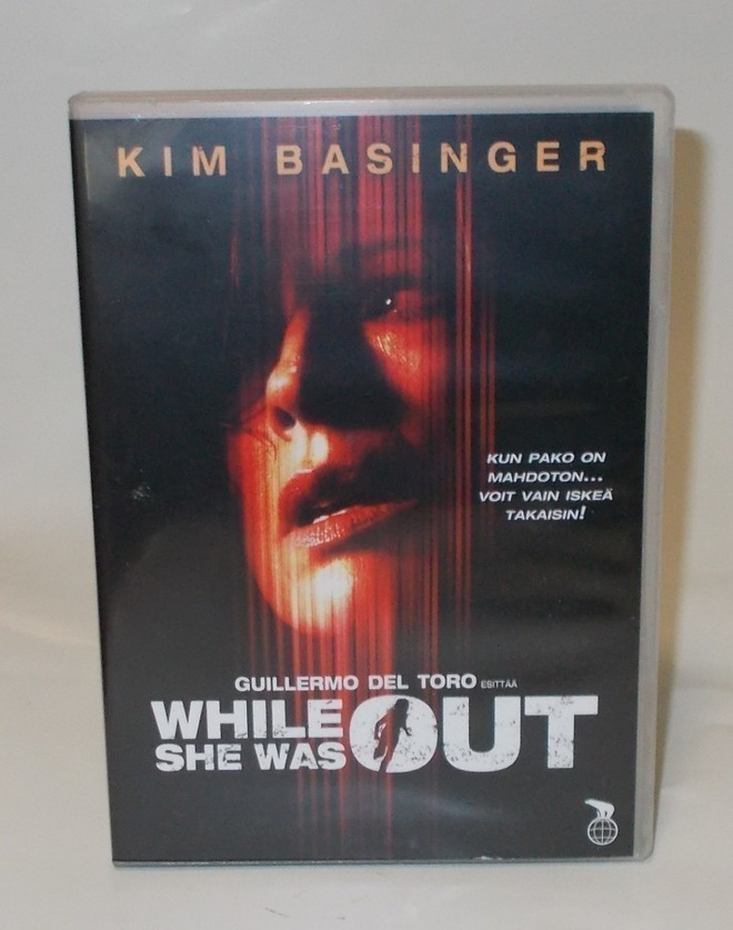 WHILE SHE WAS OUT  (Kim Basinger)
