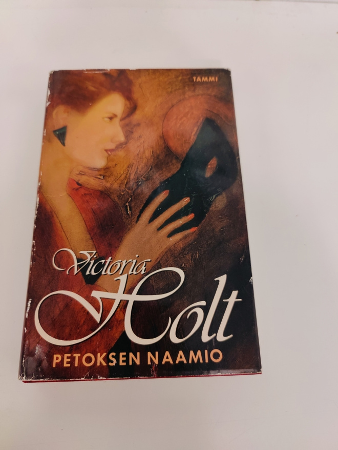 Victoria Holt; Petoksen naamio