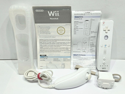 Wii Remote + Nunchuk ohjaimet + MotionPlus adapteri