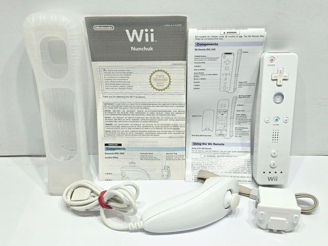 Wii Remote + Nunchuk ohjaimet + MotionPlus adapteri