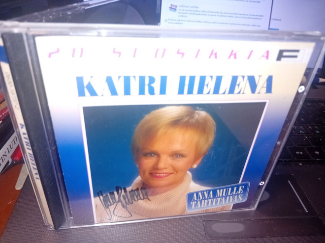 CD Katri Helena 20 suosikkia  SIGNED  ( SIS POSTIKULU )