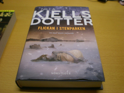 Nilla Kjellsdotter: Flickan i stenparken