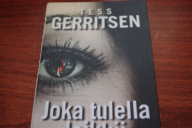 Tess Gerritsen: Joka tulella leikkii (2016)
