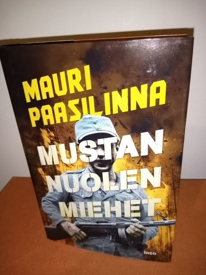 PAASILINNA  :  MUSTAN NUOLEN MIEHET ( SIS POSTIKULU  )