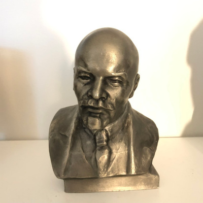 Vanha metallinen Lenin patsas