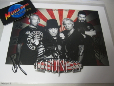 LOUDNESS - VÄRILLINEN PROMOKUVA KOKO BÄNDIN NIMMAREILLA!