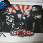 LOUDNESS - VÄRILLINEN PROMOKUVA KOKO BÄNDIN NIMMAREILLA! - pikkukuva 1