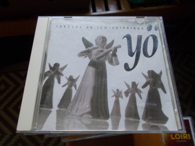 CD YÖ ** RAKKAUS ON LUMIVALKOINEN **