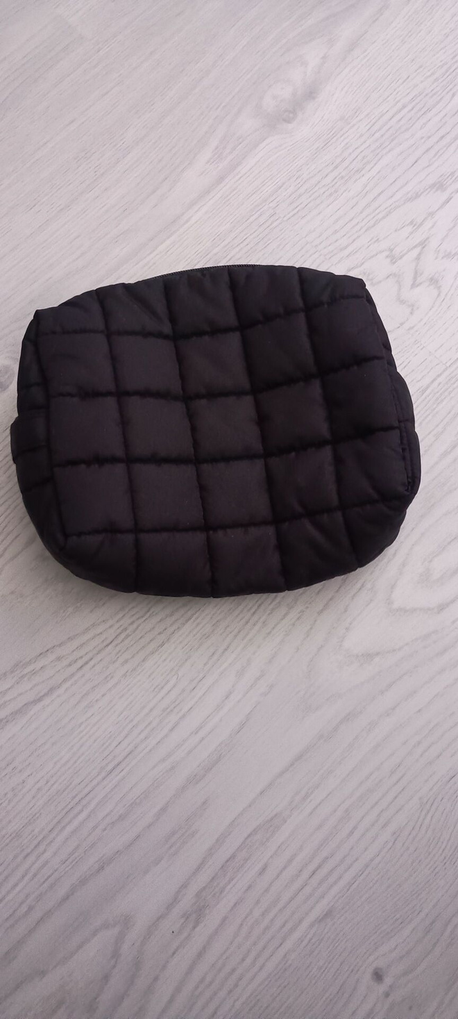 Uusi musta meikkilaukku tikattu