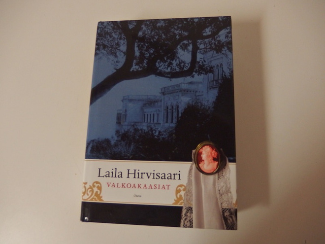 Laila Hirvisaari : Valkoakaasiat