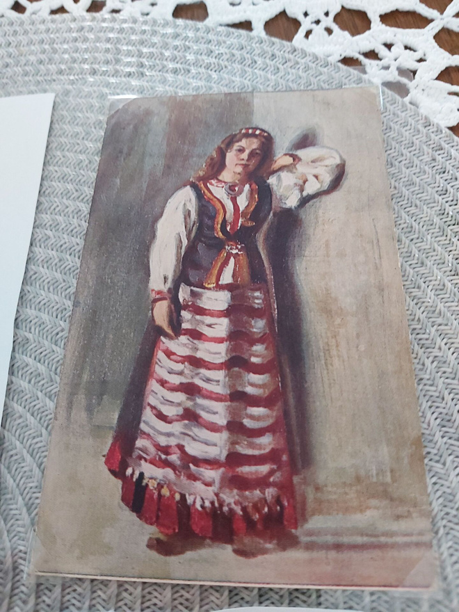 2 Suomalaisia kansallispukuja