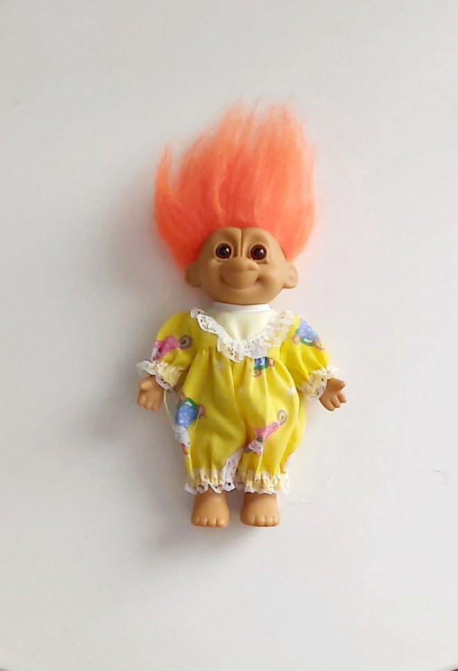 RUSS  TROLLI-PEIKKO Keltaisessa haalarissa, 19 cm