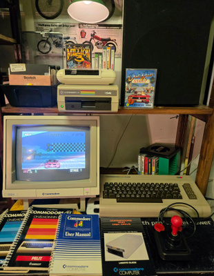 Erittäin hyväkuntoinen ja toimiva Commodore 64 paketti
