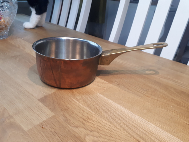 Pieni kuparoitu kattila messinkikahvalla
