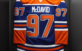 4. Conor McDavid, Edmonton Oilers pelipaita nimmareilla