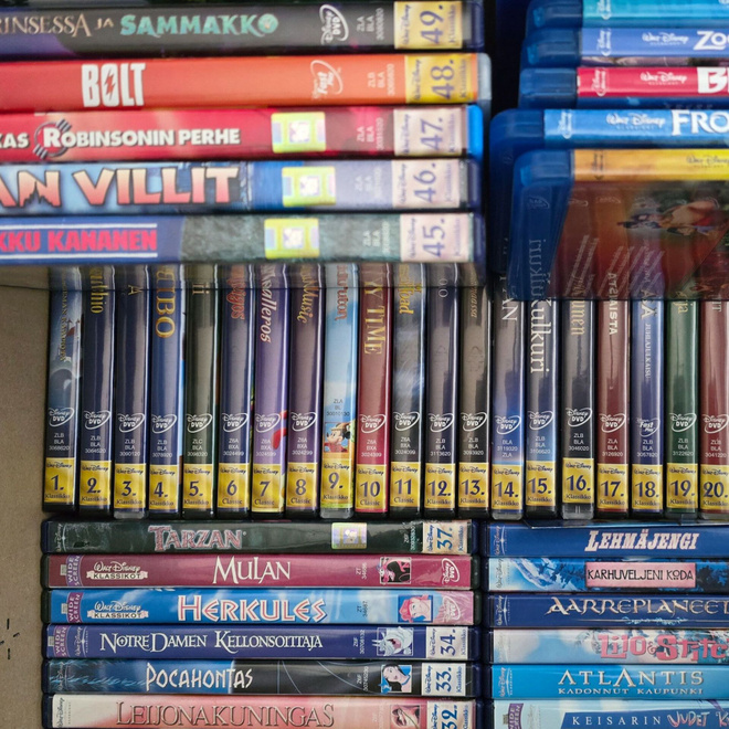 Iso paketti Disney-klassikoita.