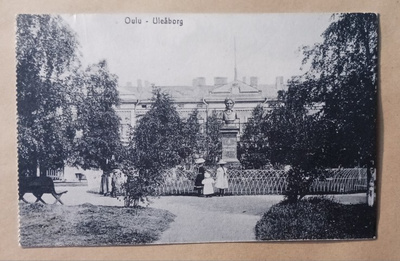 Oulu, väkeä F: M. Franzénin patsaalla, vanha mv pk, kulk.