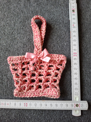 Alina´s Handmade virkattu Kertakäyttömukin kantamiseen