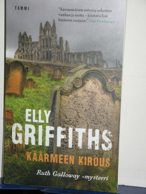 Elly Griffiths : KÄÄRMEEN KIROUS