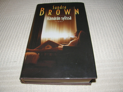 Sandra Brown Hämärän sylissä -sid