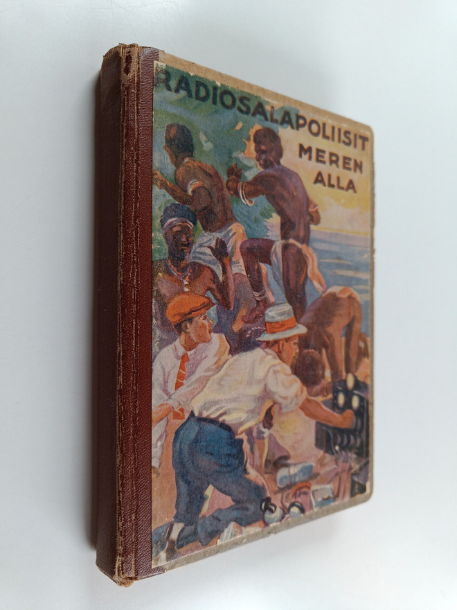 A. Hyatt Verrill : Radiosalapoliisit meren alla