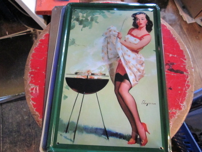 Peltikyltti Pin-Up tyttö grillaa