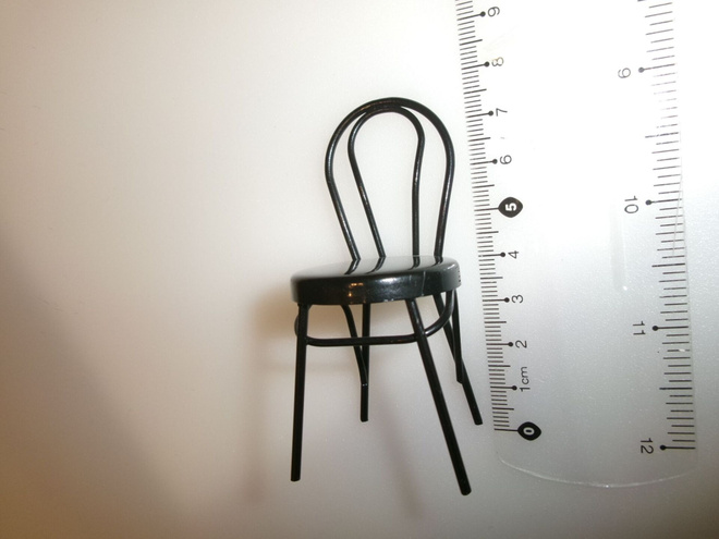 Nukkekoti musta metallinen tuoli