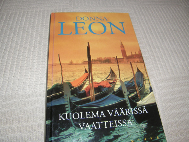 Donna Leon Kuolema väärissä vaatteissa  -sid